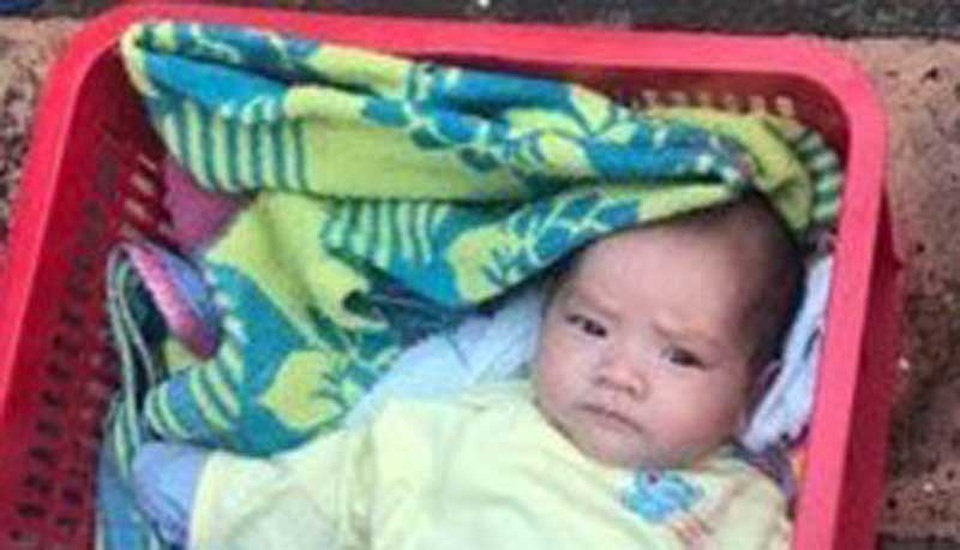 Hai anh em trai nghi bị mẹ bỏ rơi trước Làng Thiếu niên Thủ Đức - 2
Bé trai khoảng hơn 2 tháng tuổi thời điểm bị bỏ rơi cùng anh trai ven đường Võ Văn Ngân. (Ảnh người dân cung cấp).