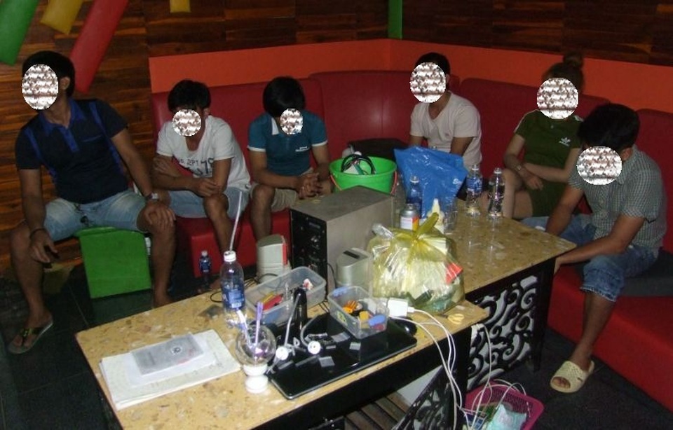 Nhiều thanh niên nam nữ ở trong phòng nhưng không hát mà sử dụng ma túy