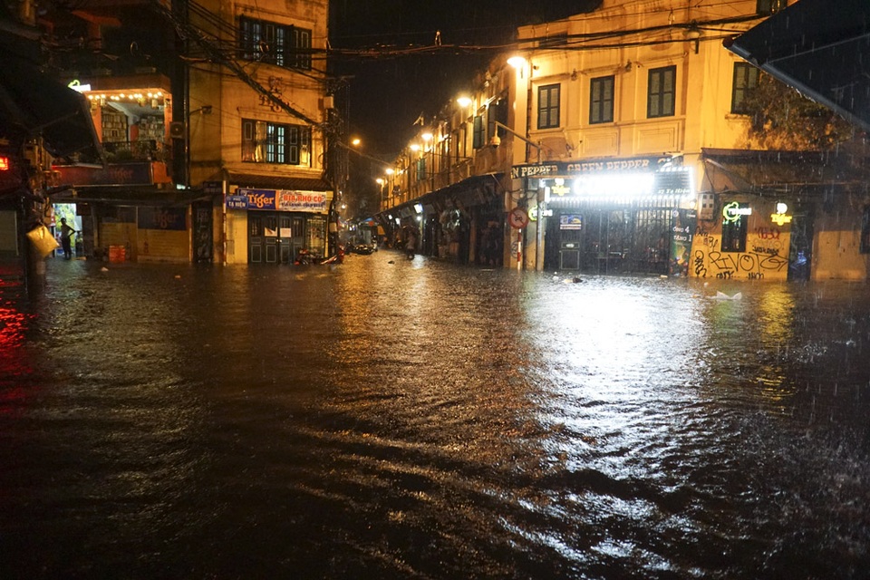 Trung tâm phố cổ Hà Nội tiếp tục ngập sâu trong biển nước - 2 Tại ngã tư Lương Ngọc Quyến - Tạ Hiện là nơi nhộn nhịp về đêm nhưng vì mưa lớn kéo dài, hàng quán tạm thời đóng cửa khi mới 19h.