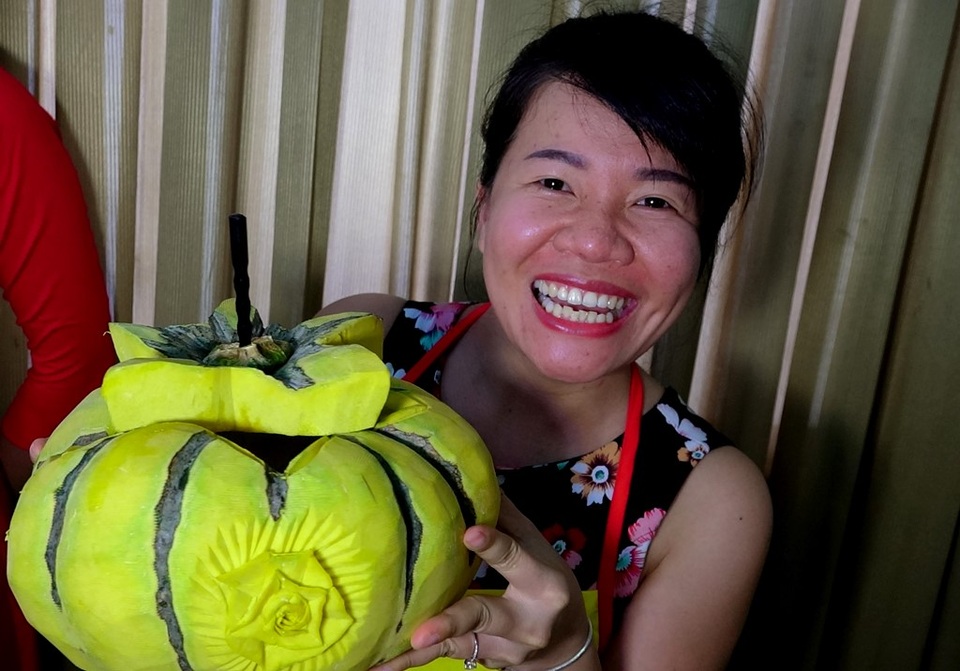 Khi nhà báo trổ tài… dao thớt - 2 Phóng viên Xuân Diệu, báo Tuổi trẻ bên tác phẩm điêu khắc duy nhất trong cuộc thi.