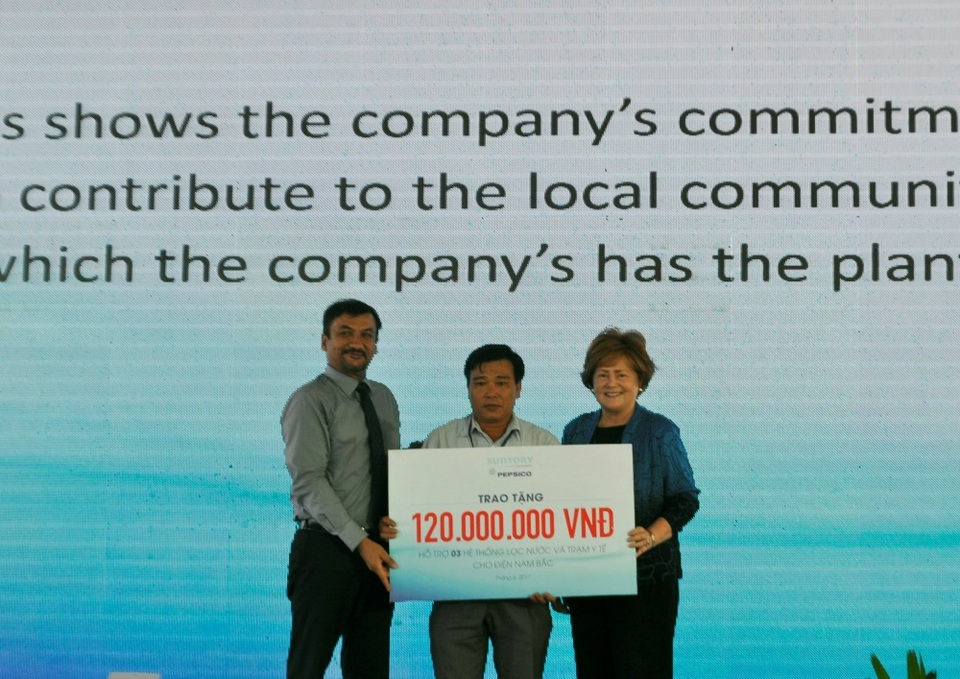 
Đại diện UBND tỉnh Quảng Nam tiếp nhận gần 800 triệu đồng cho dự án cung cấp nước sạch
