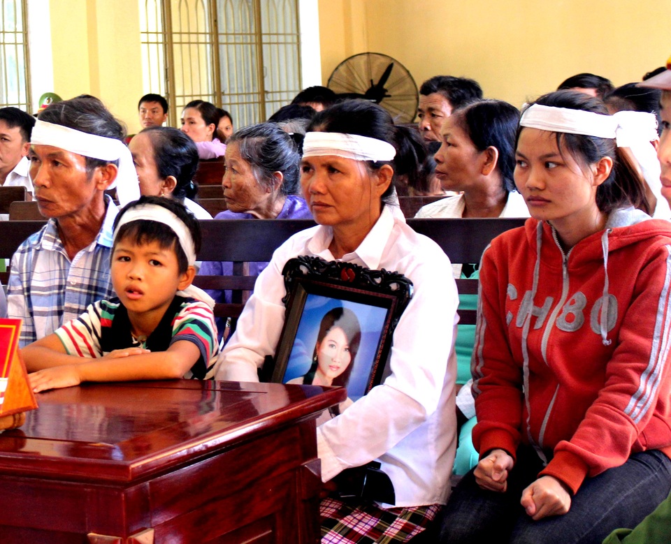 Người thân của bị hại mang di ảnh đến tòa