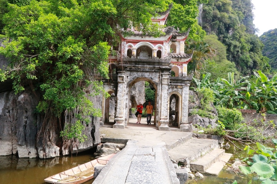 Chùa nằm ngăn cách với trục đường xã Ninh Hải bởi một hồ nước rộng lớn. Để đi qua chùa phải qua một chiếc cầu bằng đá cổ. Ban đầu, chùa Bích Động có tên là Bạch Ngọc Thạch Sơn Đồng (ngôi chùa bằng đá đẹp và trong trắng như ngọc ở chốn thâm sơn cùng cốc).