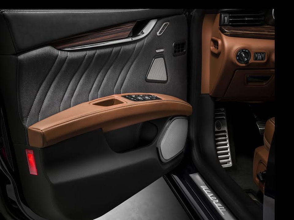 Đưa lụa vào xe - Điều không thể thành có thể - 3 Phần ốp cửa được bọc bằng lụa trên nền vân lượn sóng kèm với chỉ viền cùng màu xám tro