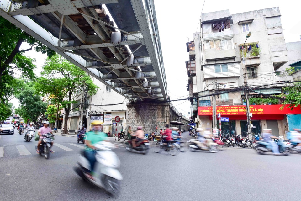 Cận cảnh 127 vòm cầu hơn trăm tuổi sắp được đục thông ở Hà Nội - 2
Đoạn cầu sắt bắc qua phố Hàng Lược. Có 127 trên tổng số 131 vòm sẽ được đục thông làm đường đi và làm không gian công cộng.