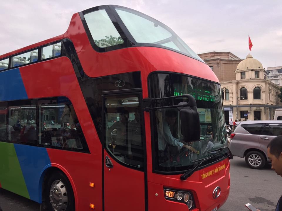 Xe buýt 2 tầng xuất phát từ khu vực Nhà hát Lớn (Hà Nội) để chạy thử nghiệm.