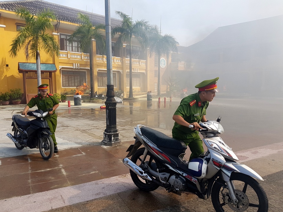 Lực lượng Công an đưa xe máy của người dân đến nơi an toàn