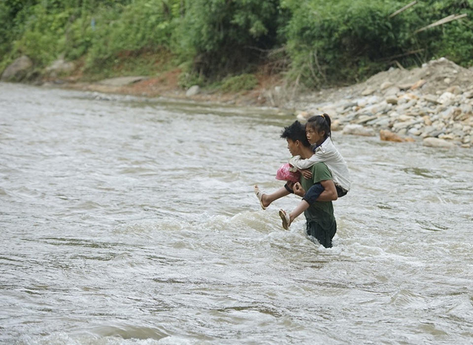 Hình ảnh người dân "đánh cược mạng sống" khi mưa lũ cuốn trôi cầu tạm - 4 
Suối Phìn Ngan thường nước chảy rất xiết, phải rất có kinh nghiệm và hiểu từng đoạn suối người dân mới có thể lội qua an toàn.