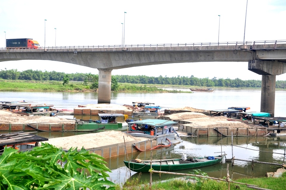 Cát xây dựng khan hiếm, giá tăng chóng mặt - 2 Ghe cát hút trộm trên sông bị bắt được cơ quan chức năng đưa về bến sông Thu Bồn