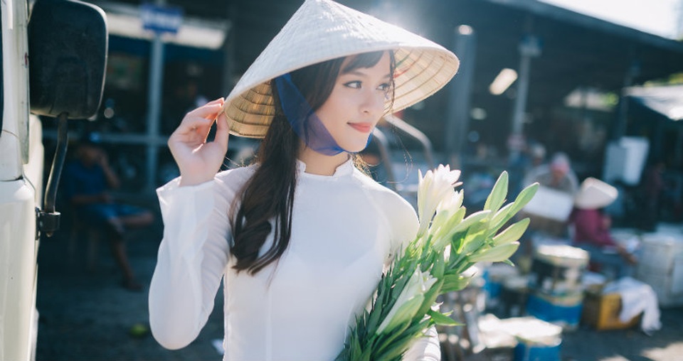Thiếu nữ Huế duyên dáng áo dài trắng ở chợ Đông Ba - 3 Bộ ảnh được thực hiện vào những ngày đầu tháng 6, địa điểm chụp ảnh là chợ Đông Ba, một khu chợ nhộn nhịp và đông đúc người ở Huế.