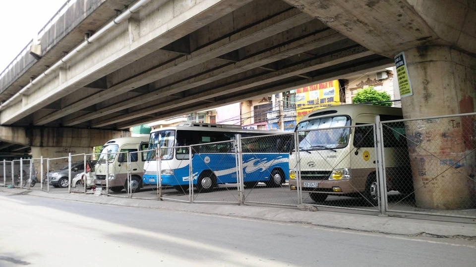Ninh Bình: Gầm cầu vượt bị "xẻ thịt" biến thành bãi đỗ xe ô tô - 4 Ninh Bình: Gầm cầu vượt bị "xẻ thịt" biến thành bãi đỗ xe ô tô - 4