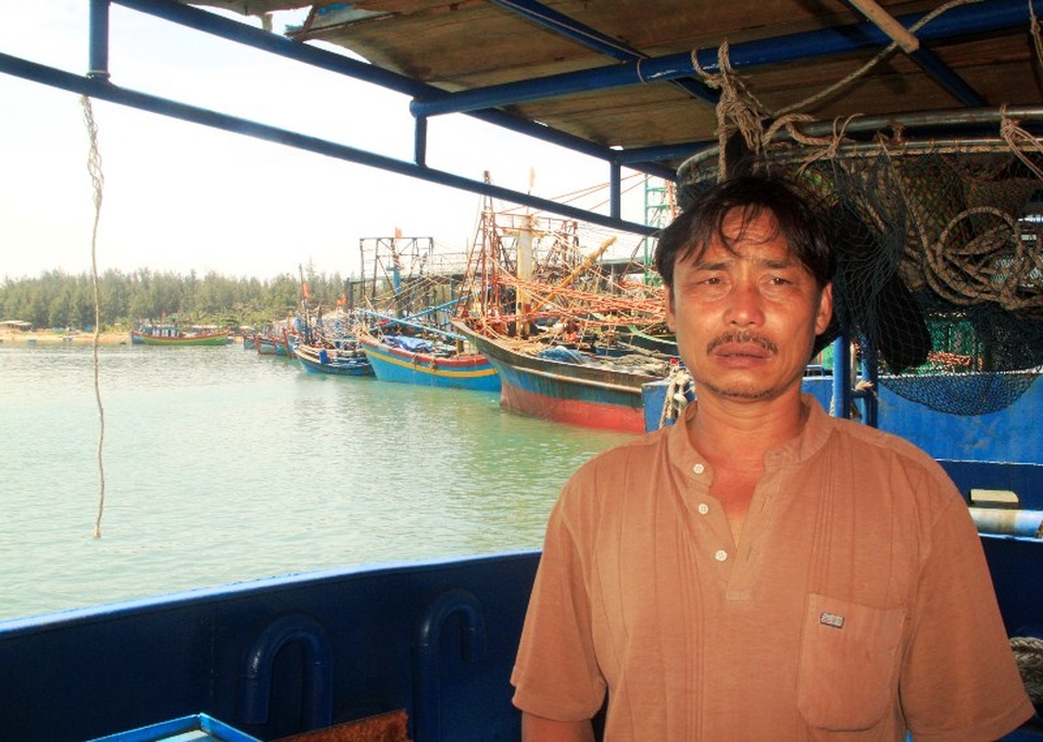 Vụ tàu vỏ thép hư hỏng: Công ty dọa phá sản, ngư dân “ngậm đắng” ký thỏa hiệp - 2 Ngư dân Đinh Công Khánh, chủ tàu vỏ thép BĐ 99086 TS (trú huyện Phù Cát, Bình Định) dù không hài lòng với bản cam kết sửa chữa nhưng cũng phải ký vào vì không muốn kéo dài thêm mệt mỏi