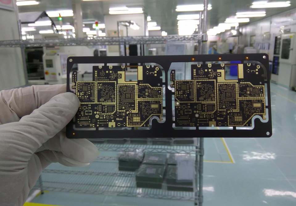 Bphone 2 sẽ khắc phục điểm yếu của BPhone 1, liệu có thành công? - 2 Hình ảnh được cho là mainboard của BPhone 2 đang lắp ráp tại nhà máy Bắc Ninh.