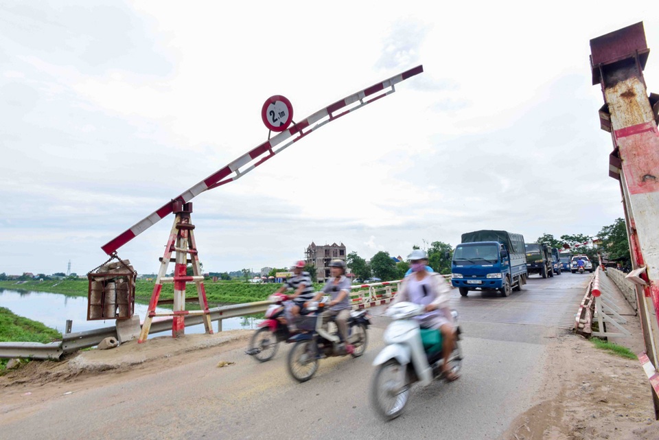 
Theo đó, dự án xây cầu mới do Sở Giao thông vận tải làm chủ đầu tư, thời gian thực hiện trong 2 năm (2017 - 2018). Tuy nhiên đến nay, công trình vẫn chưa được khởi công, người dân vẫn phải đi lại qua cầu Chiếc cũ.
