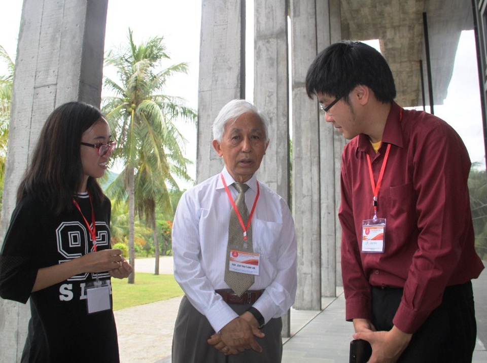 Truyền lửa đam mê khoa học trong giới trẻ - 3 GS. Trần Thanh Vân, Chủ tịch Hội Gặp gỡ Việt Nam, Giám đốc Trung tâm ICISE đang truyền lửa tình yêu khoa học cho các học viên đang du học tại Mỹ.