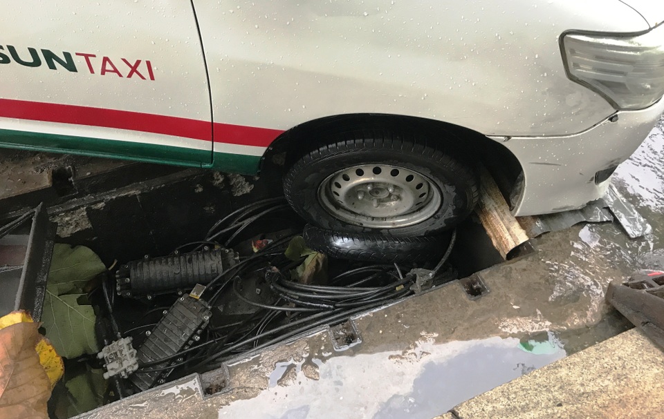 Tài xế “dính bẫy”, taxi lọt hố công trình giữa Sài Gòn - 3 Sự cẩu thả của nhóm công nhân nói trên khiến phương tiện lưu thông bị dính bẫy...