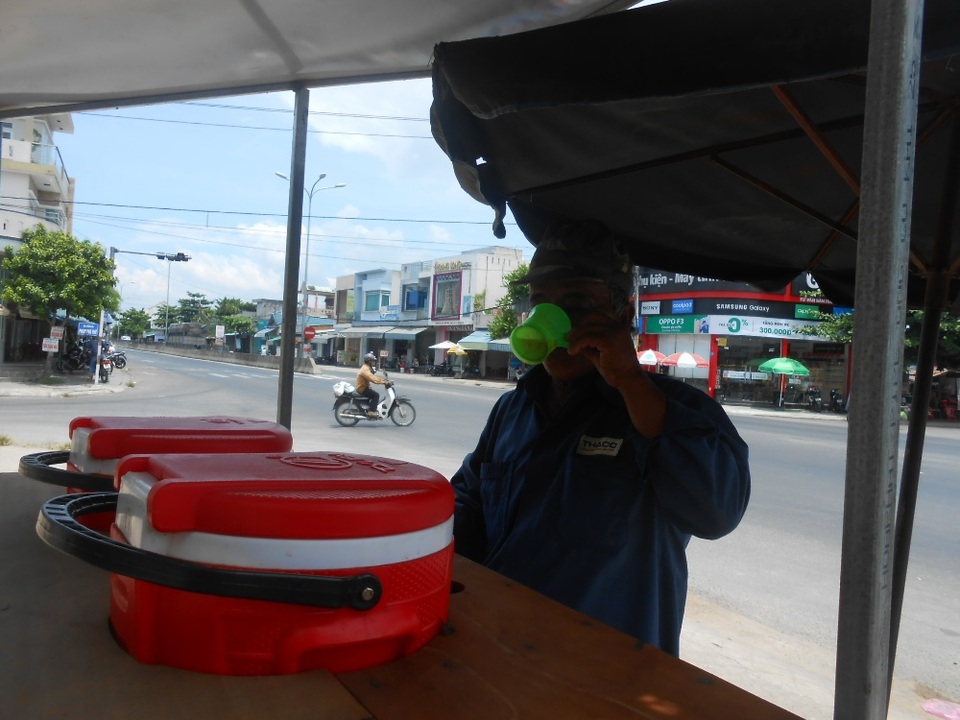 Tủ nước nghĩa tình của đội xe ôm cứu thương - 2 Giúp khách đi đường và người lao động nghèo được giải khát trong những ngày hè nắng nóng