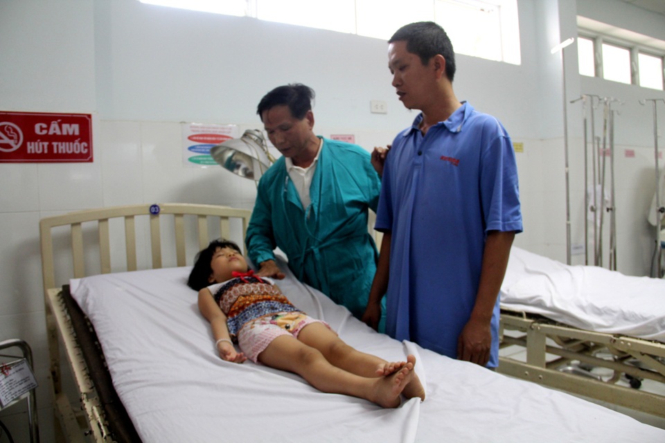 Gắp thành công đồng xu trong thực quản bé gái 5 tuổi - 2 Sau khi lấy đồng xu trong thực quản, sức khỏe cháu Vy đã ổn định