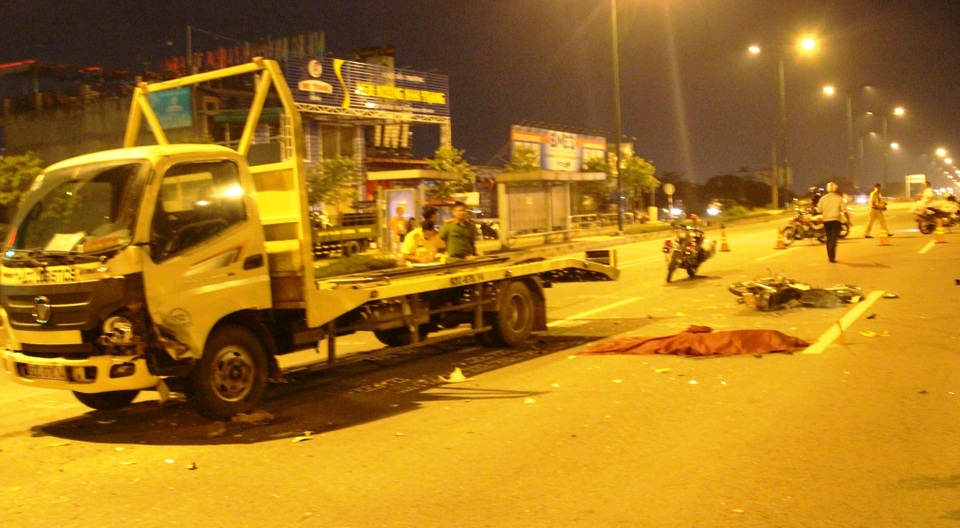 Đôi nam nữ chạy xe máy ngược chiều vào làn đường xe tải trên đại lộ Phạm Văn Đồng và gặp nạn tử vong.