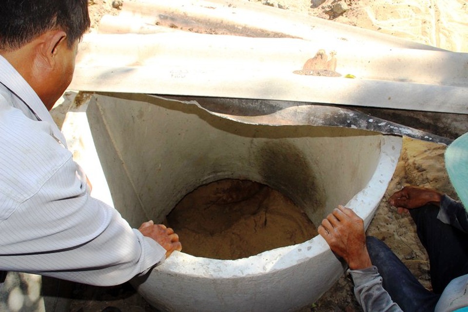 Quả bom nặng 300 kg "bơ vơ" hơn 1 tuần khiến cả xóm hoang mang - 2
Đã hơn 1 tuần quả bom vẫn chưa được xử lý khiến người dân bất an