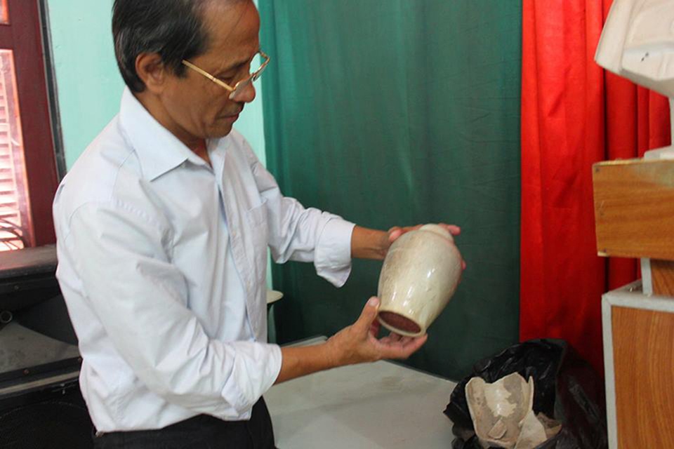 Phát hiện ngôi mộ cổ độc mộc chứa nhiều bình gốm - 4 Mỗi chiếc bình có chiều cao khoảng 20cm, chiều rộng đáy khoảng 10cm, chiều rộng miệng 7cm.
