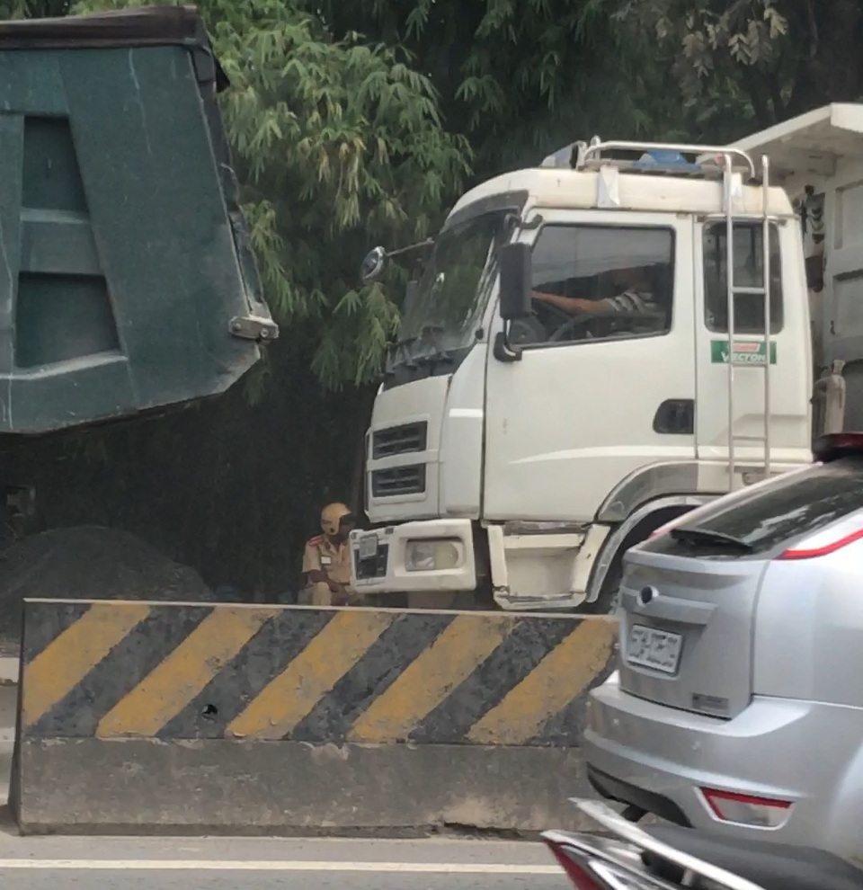 "Xe vua" ngang nhiên hoành hành trên quốc lộ 1K? - 2 ... qua mặt trạm CSGT trên quốc lộ 1K (Bình Dương).