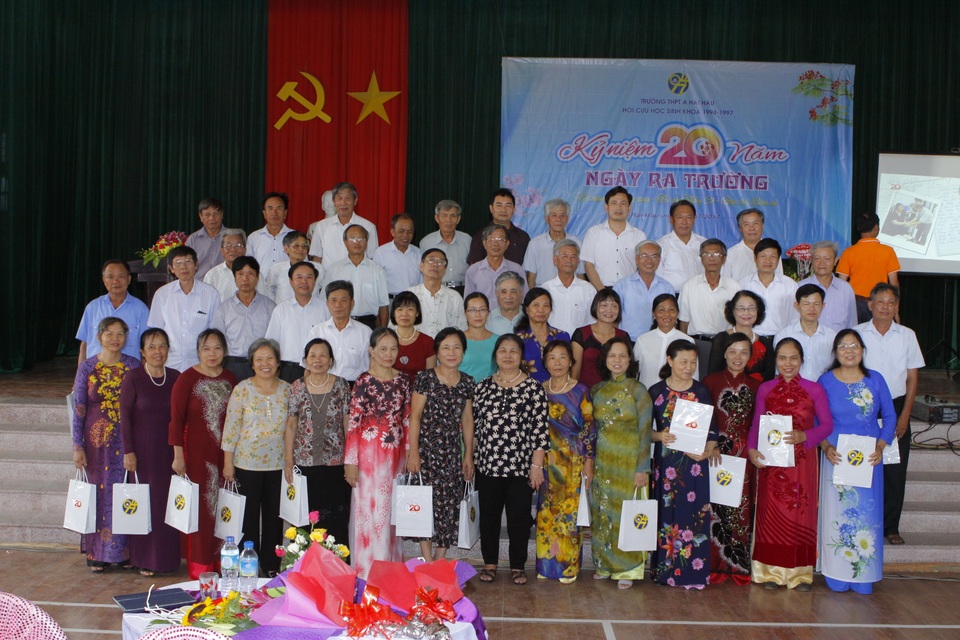 Cựu học sinh THPT A Hải Hậu kỷ niệm 20 năm ngày ra trường - 2 Tri ân các thầy cô