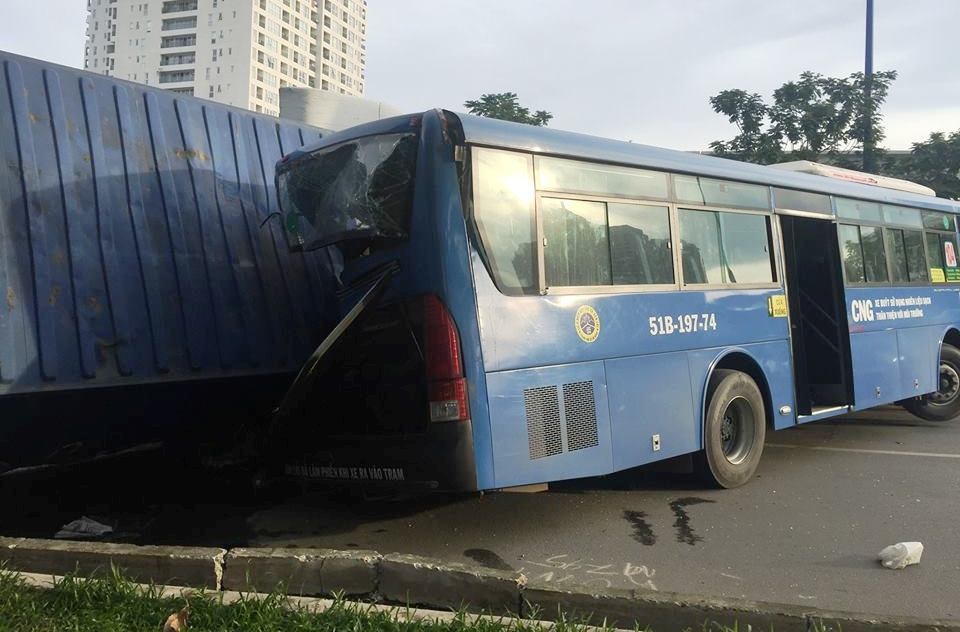 Thùng container đè bẹp xe máy và xe buýt...