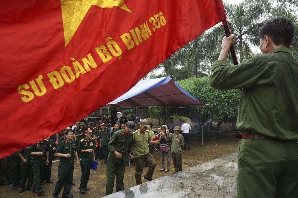 Trở về bên đồng đội yên nghỉ nơi chiến trường biên giới Vị Xuyên - 2
Đối với các cựu binh, cái tên Sư đoàn 356 luôn gợi nhắc sự tàn khốc của chiến tranh. Trong buổi sáng 11/7, dù trời mưa tầm tã, hàng trăm cựu binh vẫn trở về tề tựu tại Nghĩa trang liệt sĩ Vị Xuyên để thắp hương tưởng nhớ đồng đội.