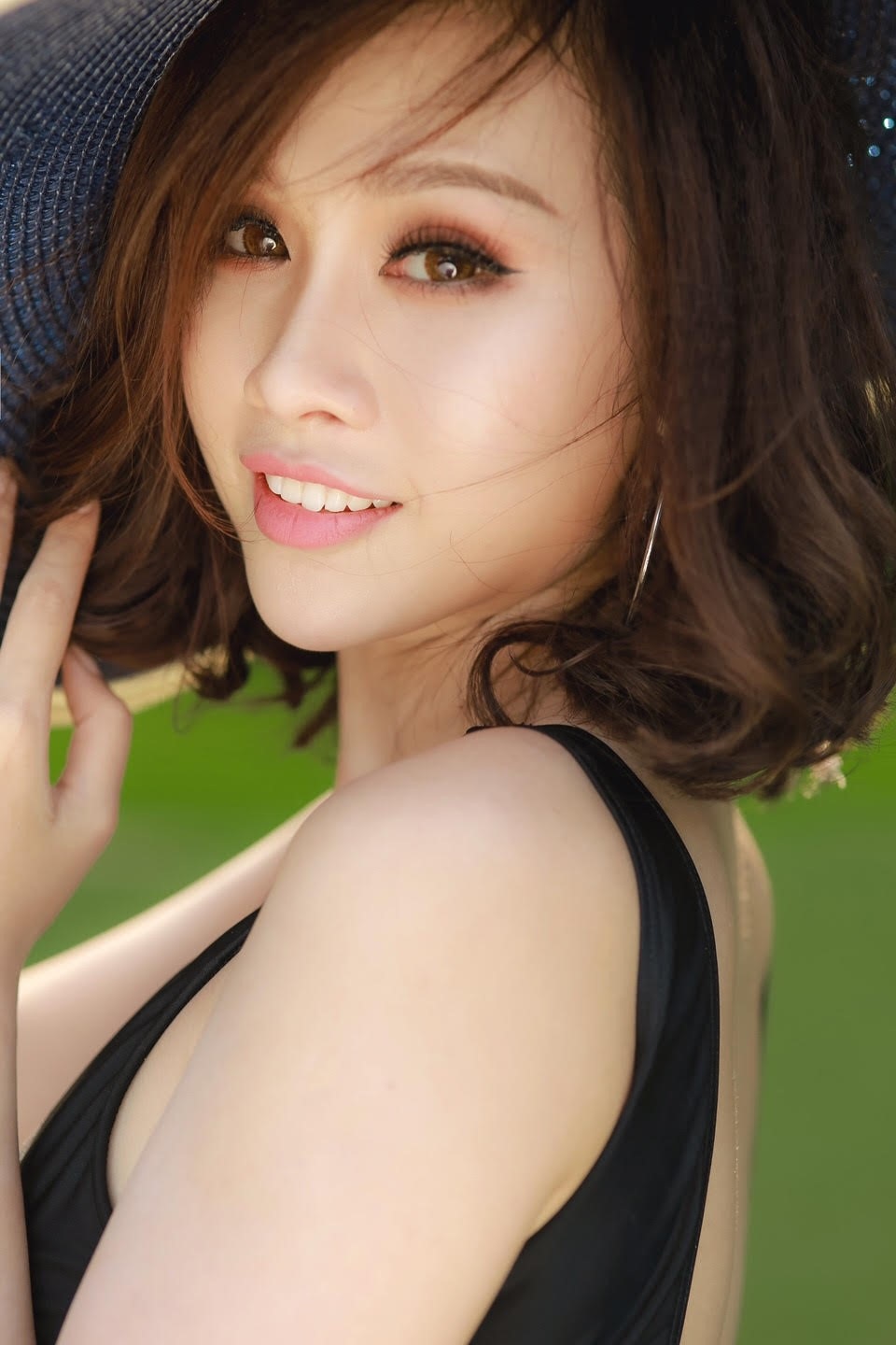 Người đẹp Hoa hậu Hoàn Vũ Thanh Trang “đốt mắt” với bikini - 5 Bộ bikini liền màu đen giúp Thanh Trang khoe được làn da trắng ngần không tỳ vết. Hiện nay Thanh Trang đang tích cực rèn luyện để bước vào cuộc thi Hoa hậu Hoàn vũ với tâm thế tốt nhất có thể.