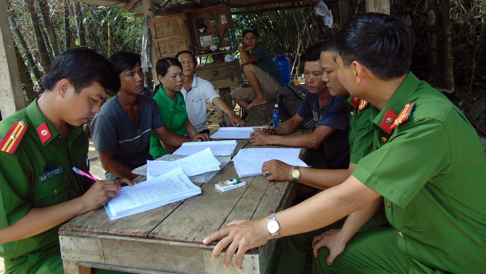 Lực lượng chức năng lập biên bản các ghe vi phạm