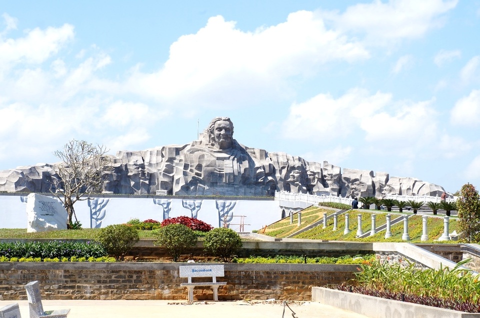 Quảng Nam tổ chức nhiều hoạt động kỷ niệm 70 năm ngày thương binh, liệt sỹ - 2 Tối ngày 24/7, tỉnh Quảng Nam sẽ tổ chức chương trình nghệ thuật “Khát vọng trẻ - Một thời hoa đỏ” tại Tượng đài Mẹ Việt Nam Anh hùng