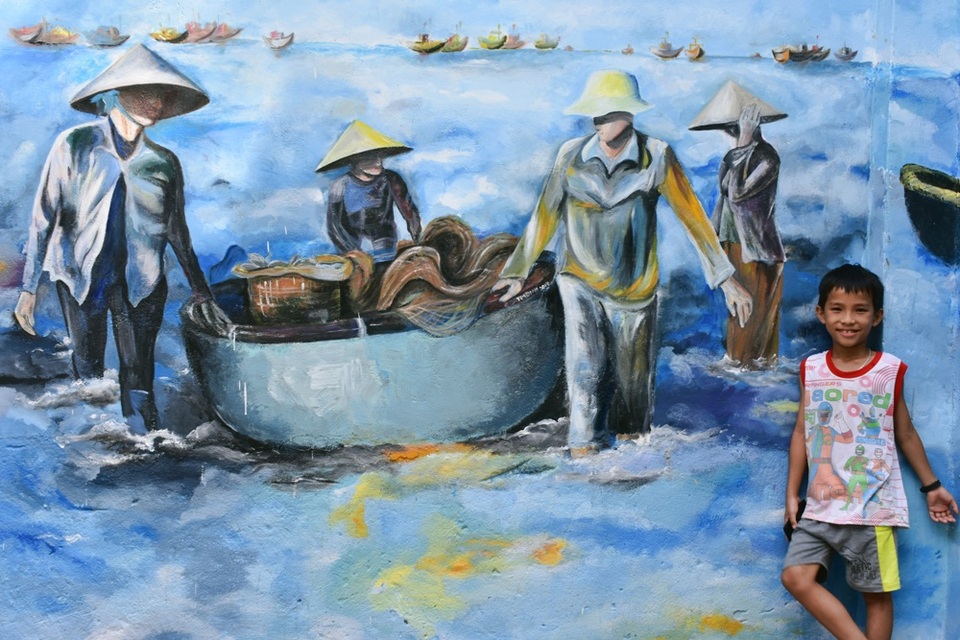 Khám phá làng bích họa của sinh viên ở xã đảo Tam Hải - 2 Ý tưởng “Làng tranh Tam Hải” của các bạn sinh viên đã khoác thêm một màu áo mới lên xã đảo Tam Hải thanh bình và xinh đẹp