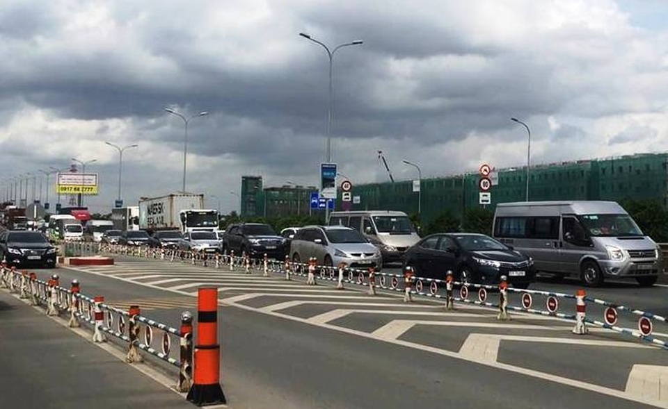 Xe khách gây tai nạn liên hoàn, đường dẫn cao tốc kẹt cứng kéo dài - 3 Ùn ứ giao thông hết sức nghiêm trọng trên đường dẫn cao tốc và hàng loạt tuyến đường xung quanh.