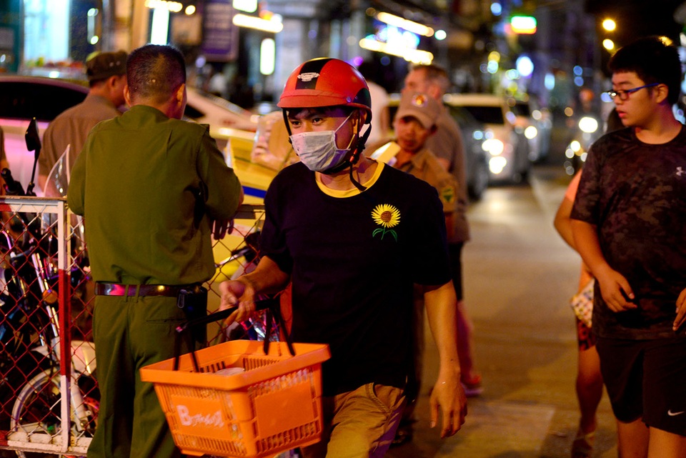 Ngày đầu tiên Phố đi bộ Bùi Viện cấm xe, người dân thong dong dạo phố - 4 Có người sử dụng giỏ vận chuyển hàng từ xe gắn máy đi bộ vào giao cho quán.