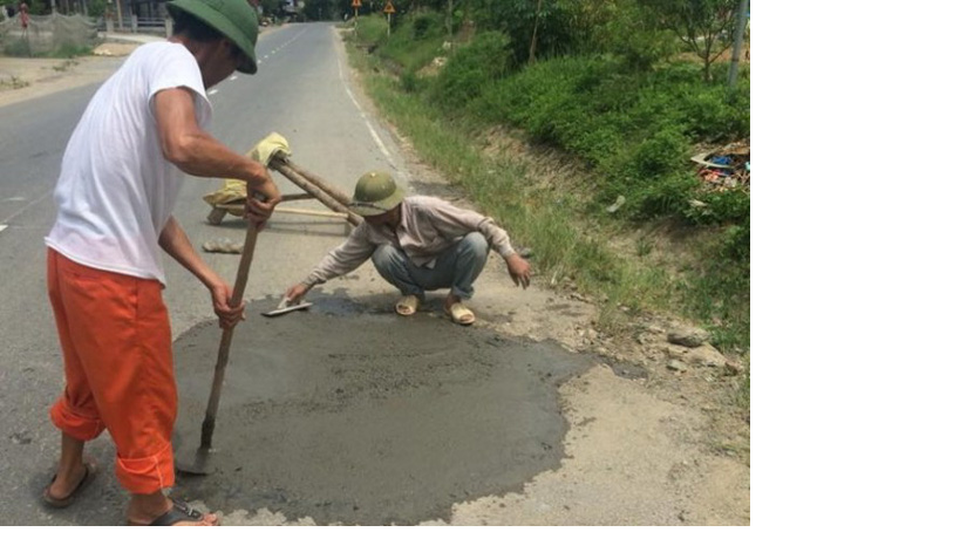 Làm phúc đấy, liệu có phải tội không? - 2
Ông Hoàng Văn Thỏa tự mang bê tông ra san lấp ổ gà trên đường giao thông