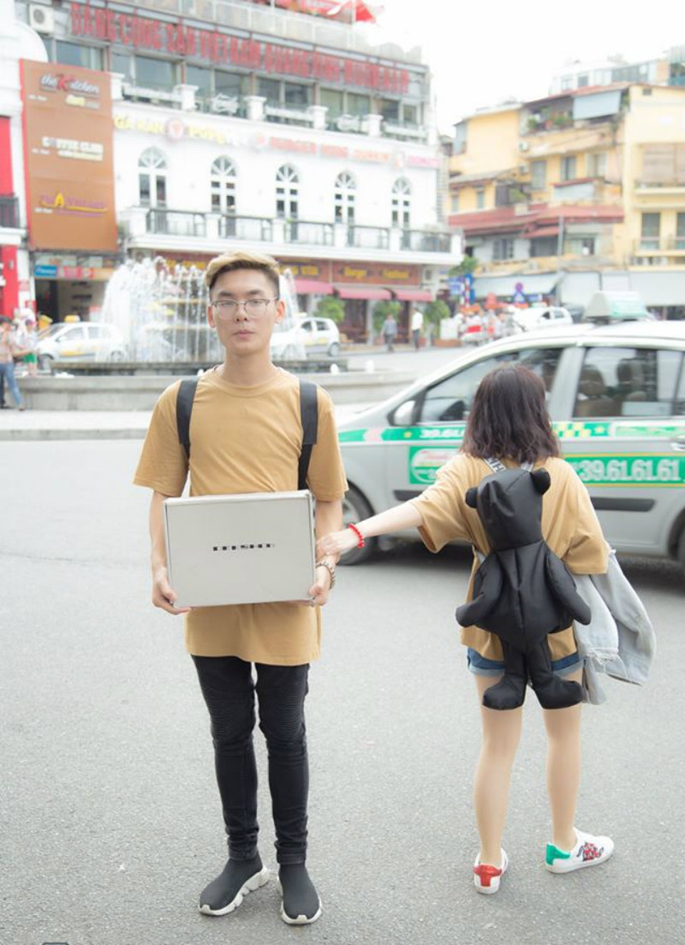 Chuyện tình “cọc tìm trâu” của cô gái 1m48 và chàng trai 1m80 - 7
Bộ ảnh sau khi được đăng tải đã nhận được sự quan tâm rất lớn từ cộng đồng mạng. Mọi người bày tỏ sự thích thú với chuyện tình cũng như cách thể hiện tình cảm đáng yêu của cặp đôi này.