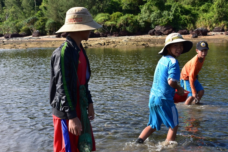 Mưu sinh ngày hè của trẻ em xã đảo Tam Hải - 2 Dụng cụ bảo hộ chỉ là đôi tất để tránh cua kẹp, đá nhọn và chiếc mũ nhỏ nhắn để tránh nắng