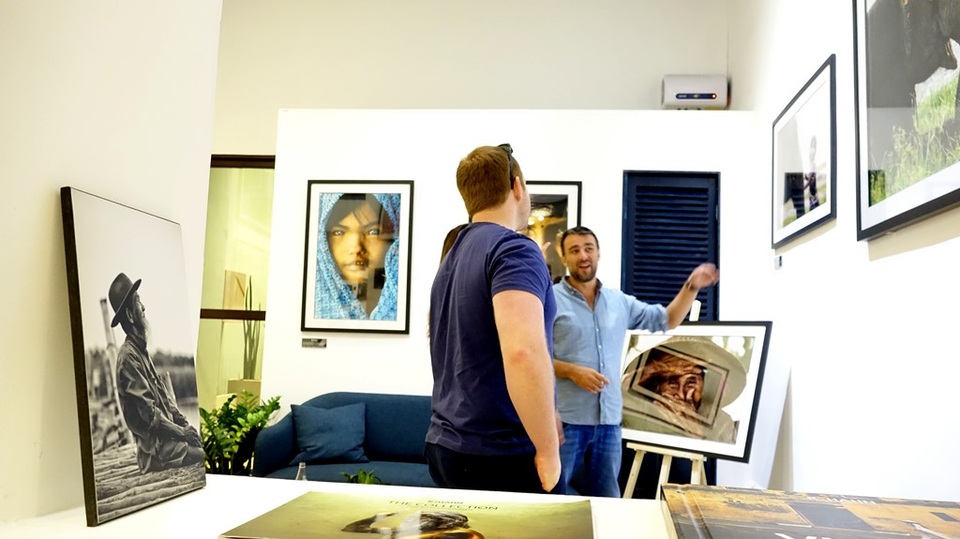 Gặp người chụp bức ảnh đăng trên 200 tạp chí của thế giới - 2 Không gian trưng bày của Réhahn đơn giản như chính cái chất bên trong con người anh