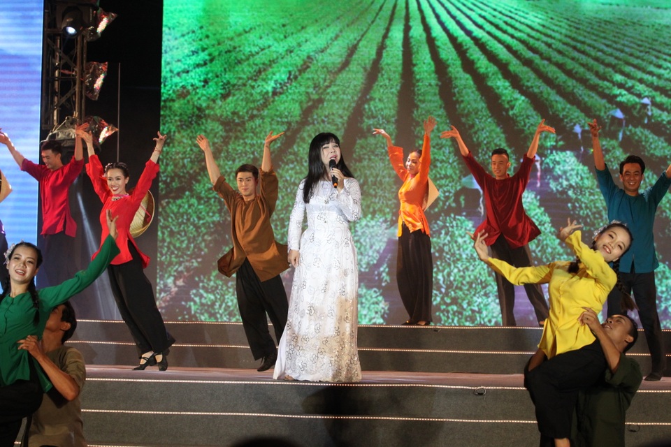 Thủ tướng tri ân người có công cách mạng tiêu biểu - 2
Một tiết mục trong chương trình văn nghệ.