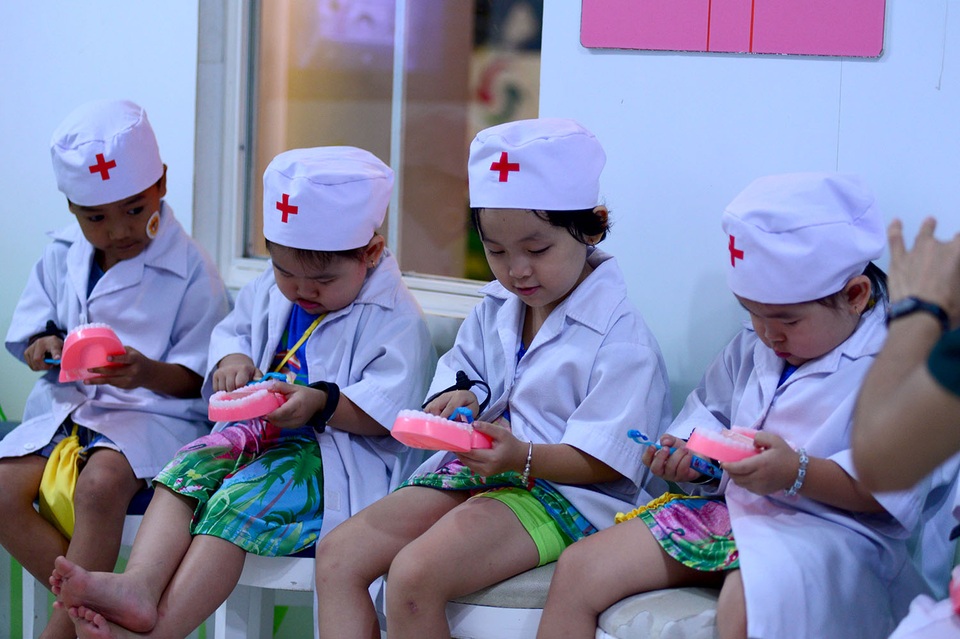 Bệnh nhi ung thư thực hiện ước mơ làm bác sĩ, đầu bếp - 2 Những ngành nghề mà các em từng mơ ước sau này lớn lên. Các em nhỏ chăm chú khi trở thành bác sĩ nha khoa.