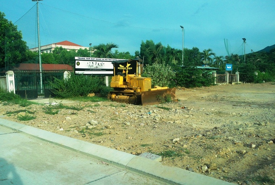 Thu đất ruộng làm khu dân cư: Dân “tố” chính quyền thành phố tắc trách! - 3 Người dân hoài nghi thu đất ruộng xây dựng khu dân cư hay là hình thức để phân lô bán nền giá cao khiến người dân nghèo địa phương kho lòng mua được.