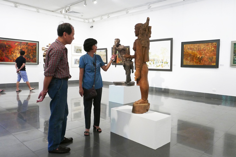 “Những năm tháng không quên” qua tranh của họa sĩ thời chiến - 2
Bên cạnh một số tác phẩm điêu khắc, đáng chú ý là hàng chục bức tranh của các hoạ sĩ, nghệ sĩ trải qua hai cuộc kháng chiến giành độc lập dân tộc.