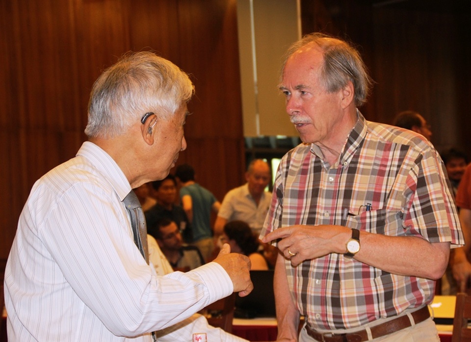 Nhiều nhà khoa học luận bàn cùng giáo sư Nobel Vật lý về “Khám phá vũ trụ tối” - 2 GS. Gerardt Hooft - giải Nobel Vật lý năm 1999 (áo ca rô) chia sẻ cùng GS. Trần Thanh Vân, Chủ tịch Hội Gặp gỡ Việt Nam.