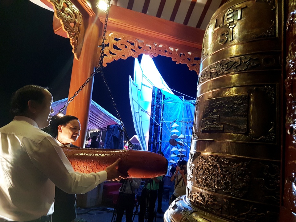 Khánh thành Đại hồng chung tri ân các liệt sĩ - 2 Lãnh đạo địa phương đánh chuông khai trương nhân dịp 27/7