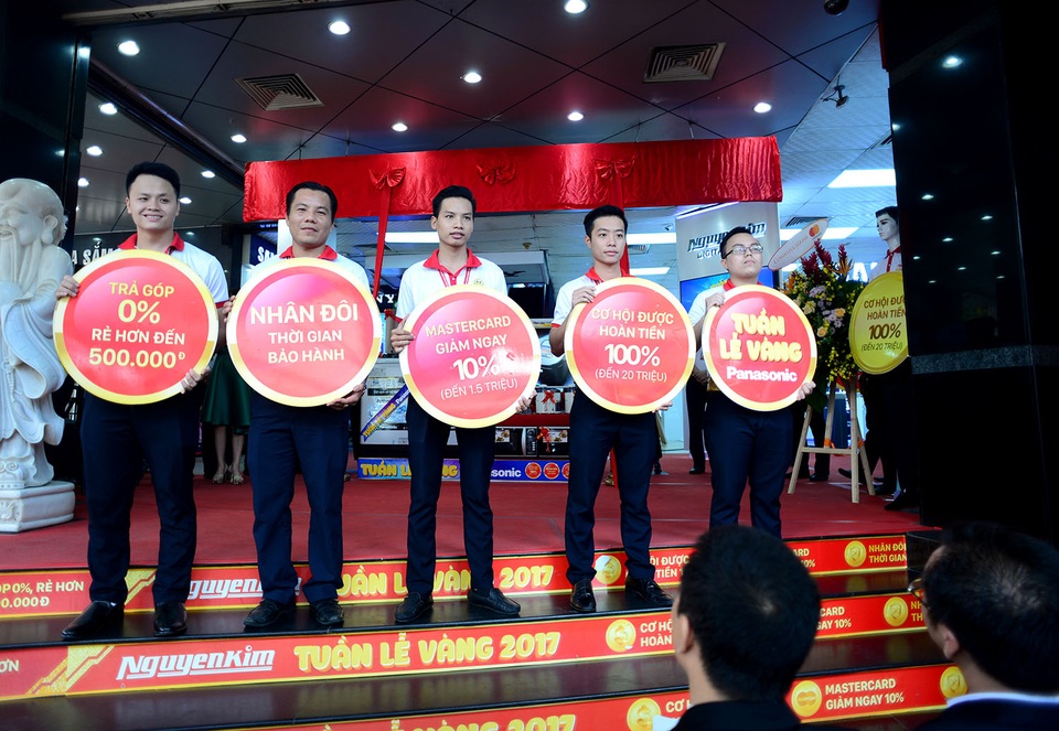 Thị trường bán lẻ công nghệ: Tín hiệu đáng mừng - 2 Ngay trong ngày khai mạc, từ sáng sớm lượng khách hàng đã tập trung đông đúc vì mức khuyến mãi quá hấp dẫn