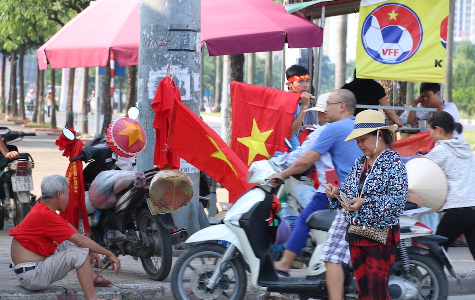 Không khí ảm đạm trước trận U22 Việt Nam-Ngôi sao K-League - 1 Trận đấu giao hữu quốc tế giữa U22 Việt Nam - Ngôi sao K-League sẽ diễn ra trên sân vận động Mỹ Đình vào 2o h tối nay. Trước giờ bóng lăn một bầu không khí ảm đạm đến không ngờ đang diễn ra trước cửa sân Mỹ Đình. Các quầy vé của ban tổ chức lác đác người ra vào.