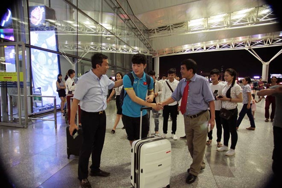 Chưa đi Hàn Quốc, U22 Việt Nam đã gặp trục trặc - 2
Toàn đội gặp chút trục trặc khi lên đường sang Hàn Quốc