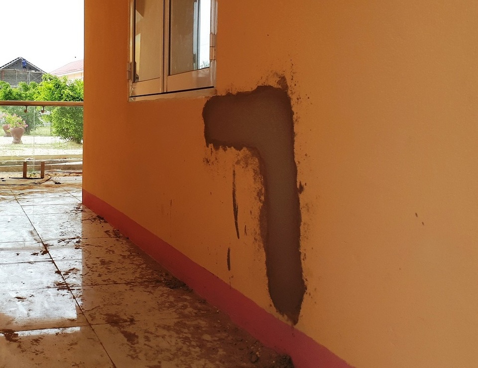 Nhà văn hóa tiền tỷ chưa bàn giao đã xuất hiện vết nứt - 2 Nhà văn hóa tiền tỷ chưa bàn giao đã xuất hiện vết nứt - 2