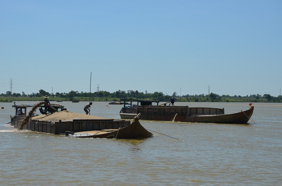 Tàu thuyền hút cát trên sông. Tỉnh Quảng Nam siết chặt khai thác cát để hạn chế tình trạng “cát tặc”